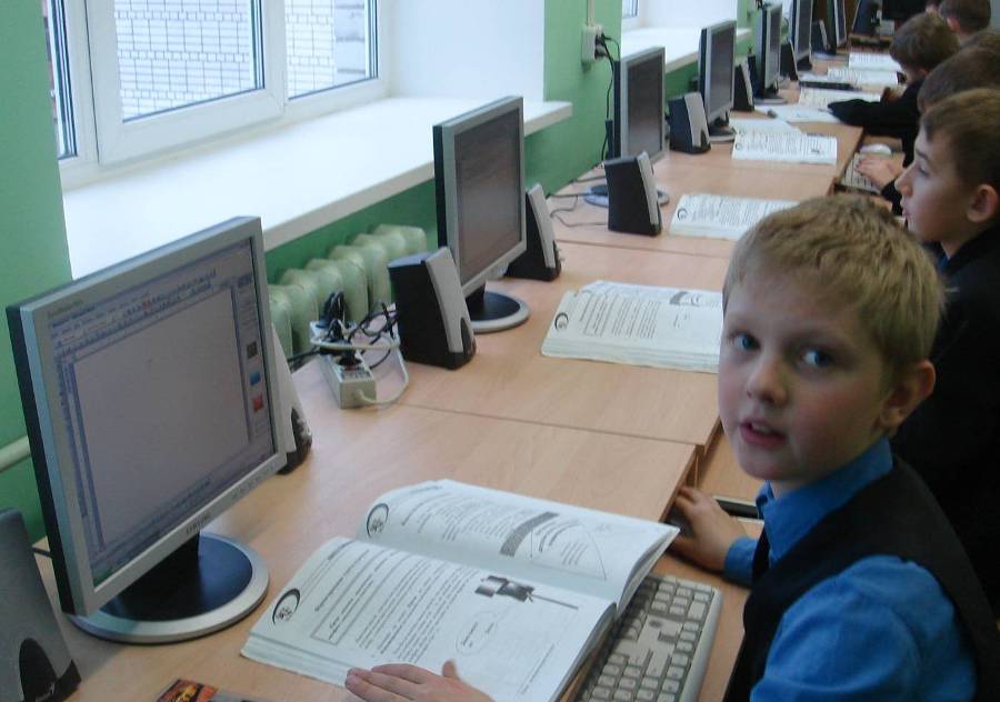 Российская школа информатика. Школьный компьютер. Урок информатики. Компьютер в школе. Информатика в школе.